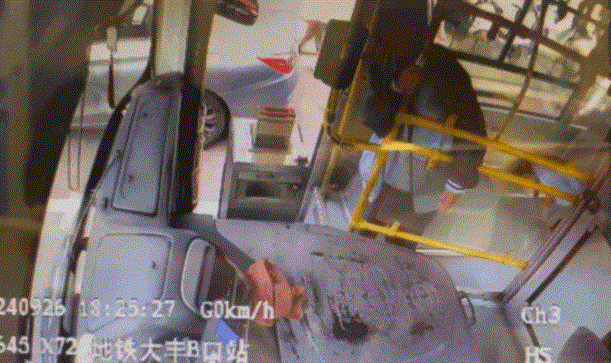 女童单独乘车坐过站，公交司机的举动很暖~