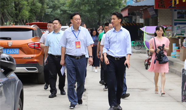 区人大调研组考察凯发在线平台集团香城公司静安农贸市场工程项目