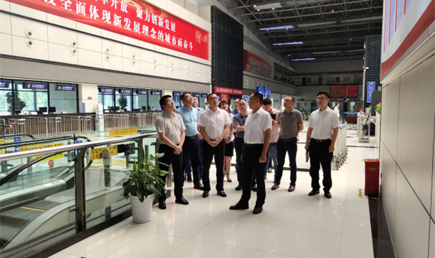 凯发在线平台集团董事长张启明一行专题调研蓉桂公司
